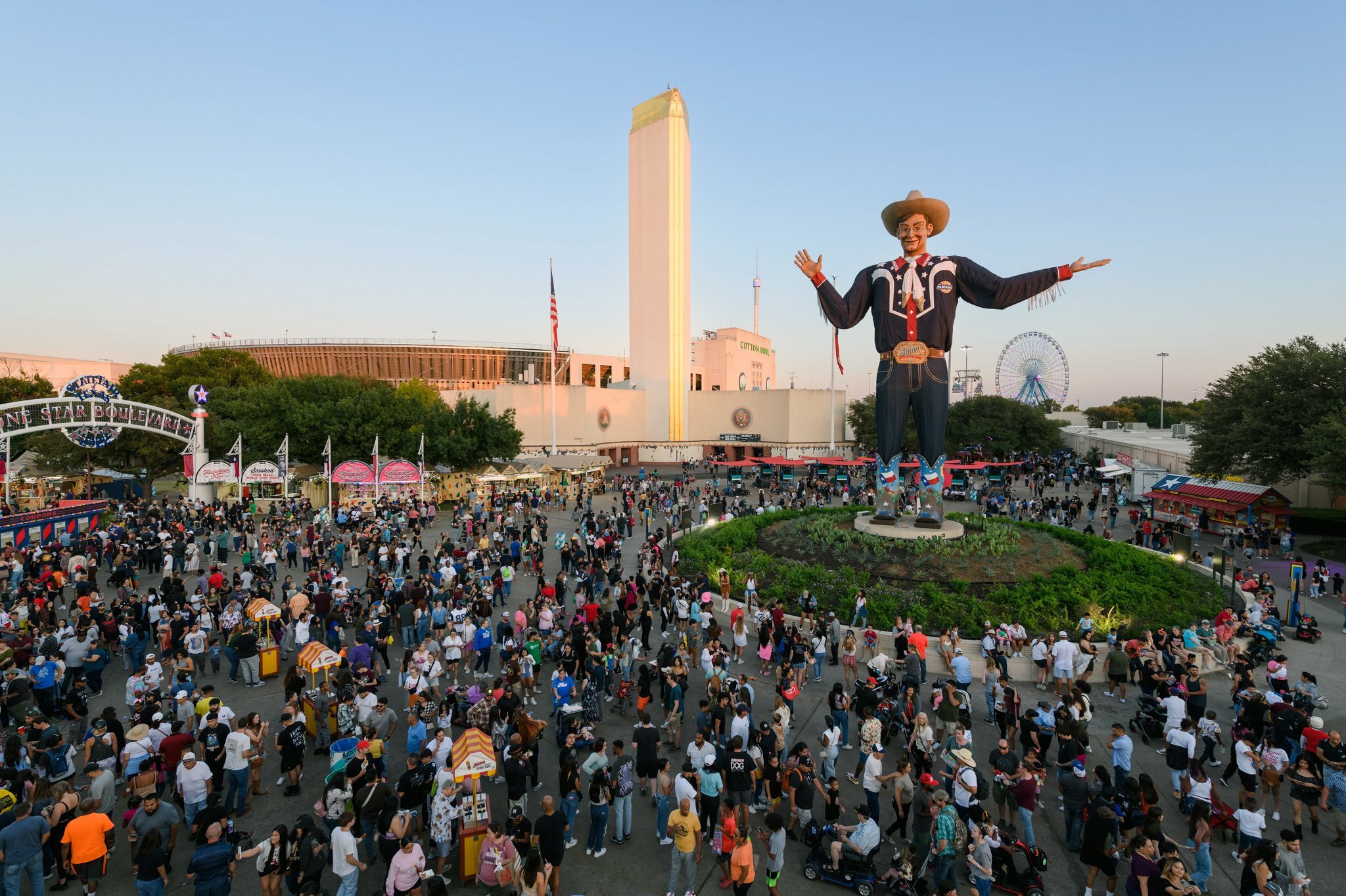 Фото Crowne Plaza Dallas Downtown