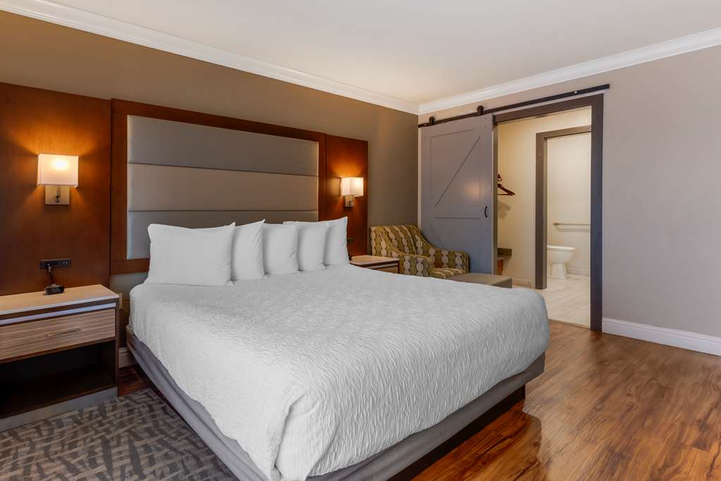 Фото Best Western Plus Forest Park Inn