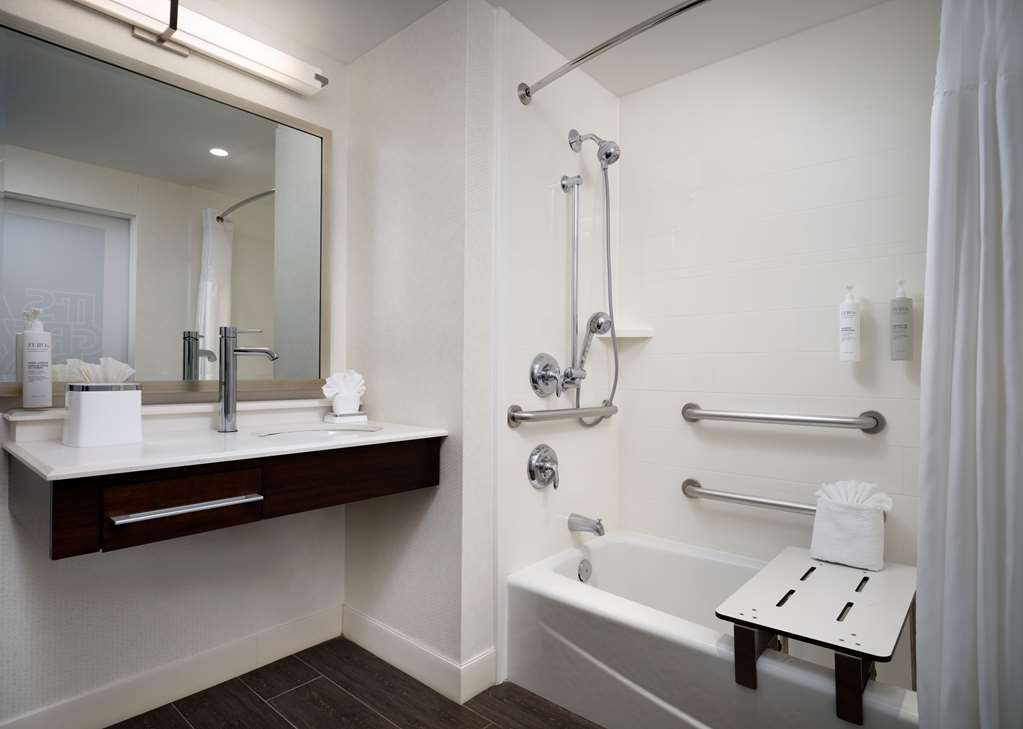 Фото Hampton Inn & Suites Dallas Downtown
