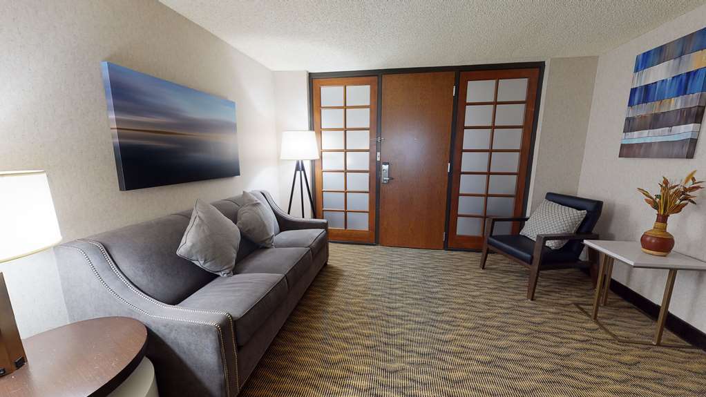 Фото Embassy Suites by Hilton Oklahoma City Will Rogers Airport