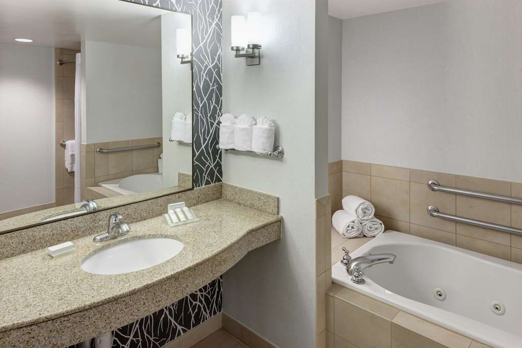Фото Hilton Garden Inn Naperville/Warrenville