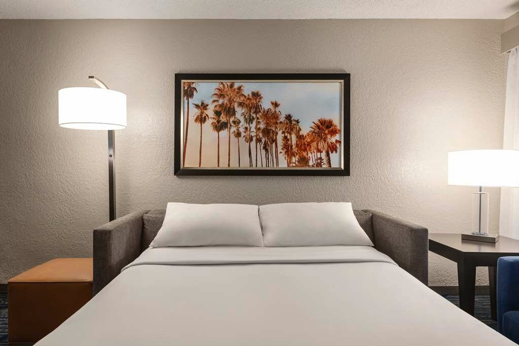 Фото Embassy Suites by Hilton Miami International Airport