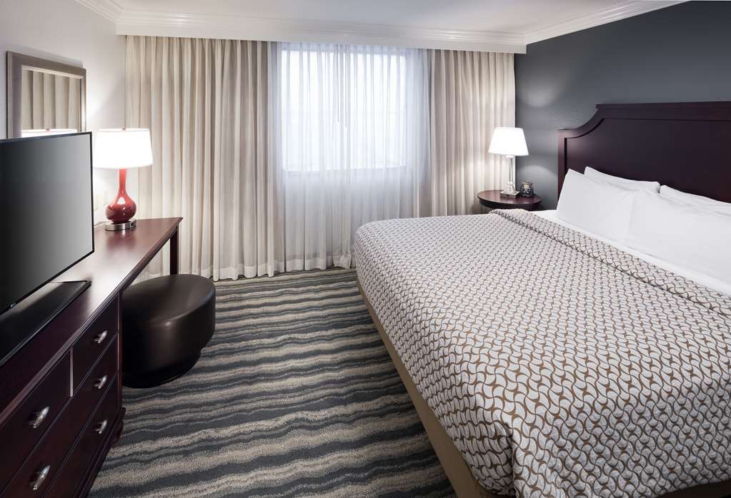 Фото Embassy Suites by Hilton Tampa Brandon