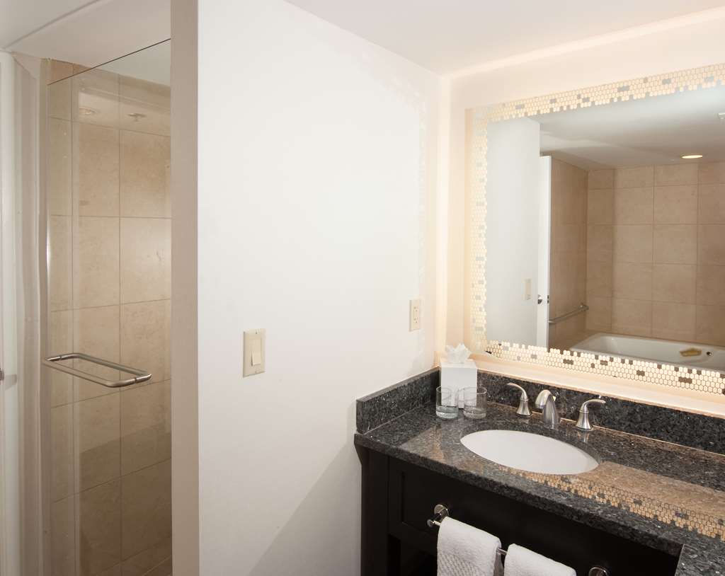 Фото Embassy Suites Raleigh-Crabtree