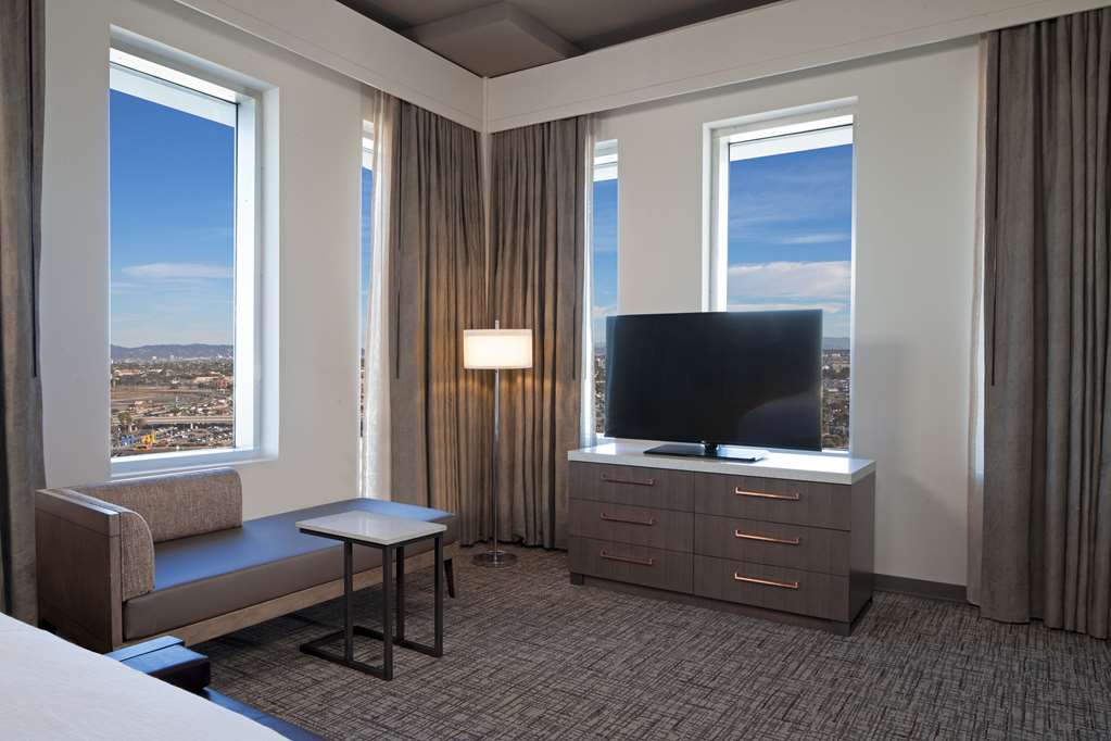 Фото H Hotel Los Angeles, Curio Collection by Hilton