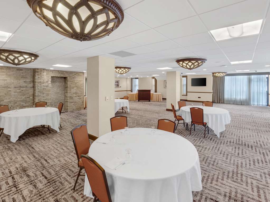 Фото Hilton Garden Inn Milwaukee Downtown