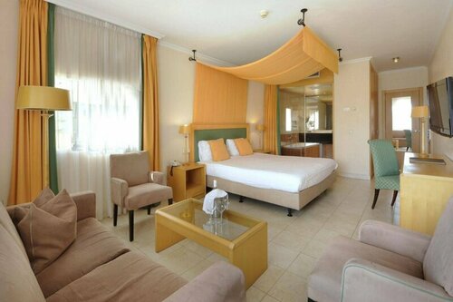 Гостиница Van Der Valk Hotel Barcarola в Сане-Фелиу-де-Гишольсе