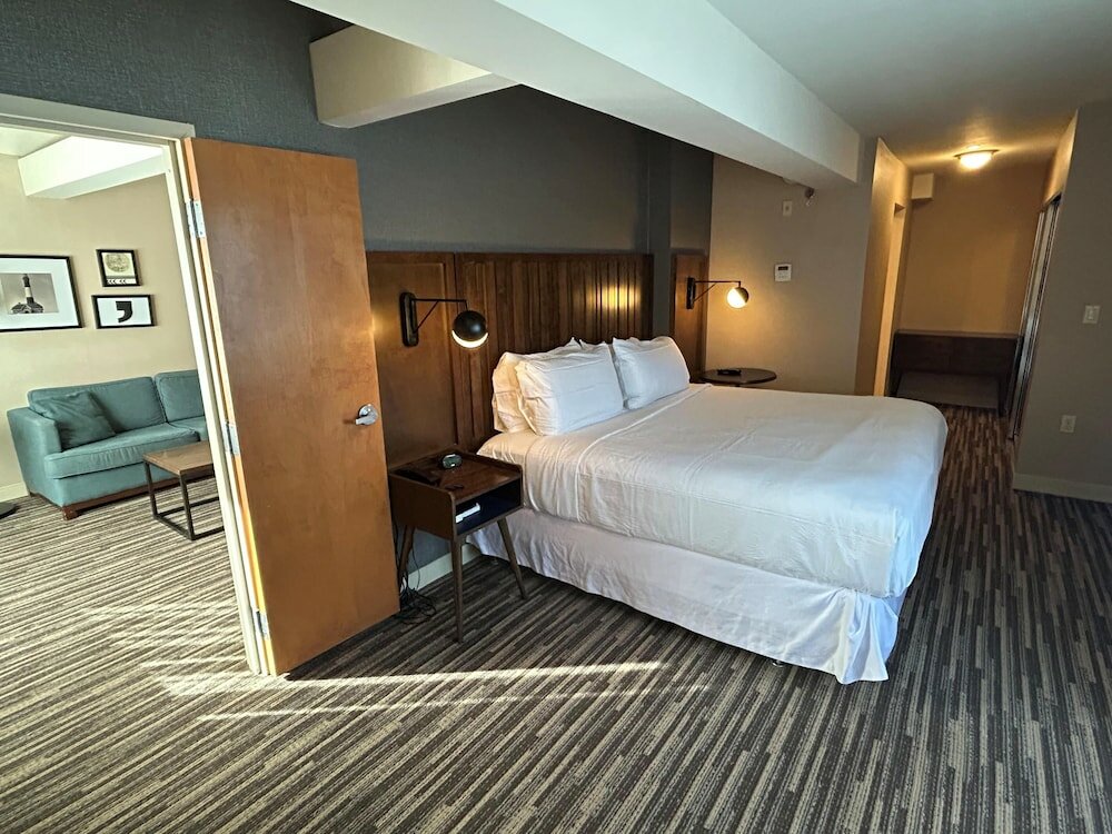 Фото Four Points by Sheraton Melville Long Island