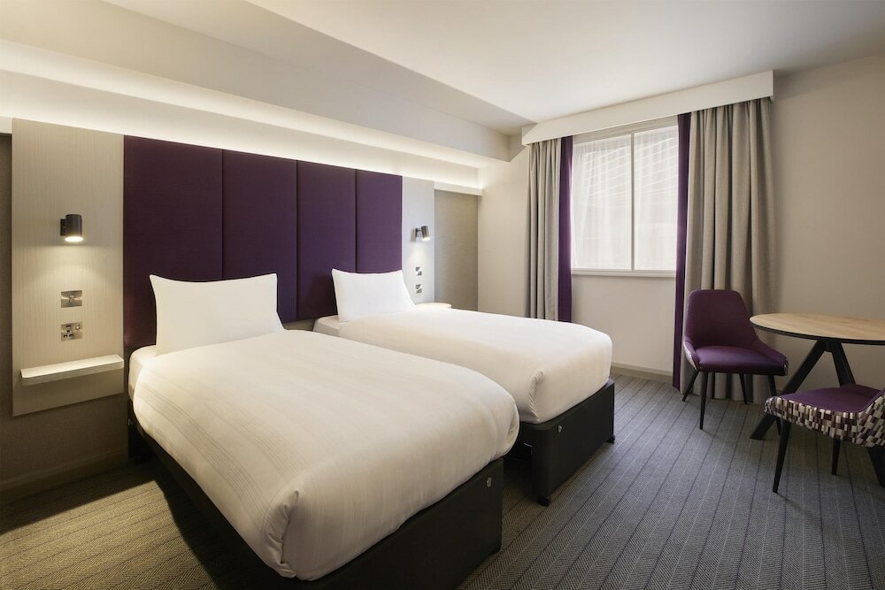 Фото Holiday Inn Express London - Newbury Park, an Ihg Hotel