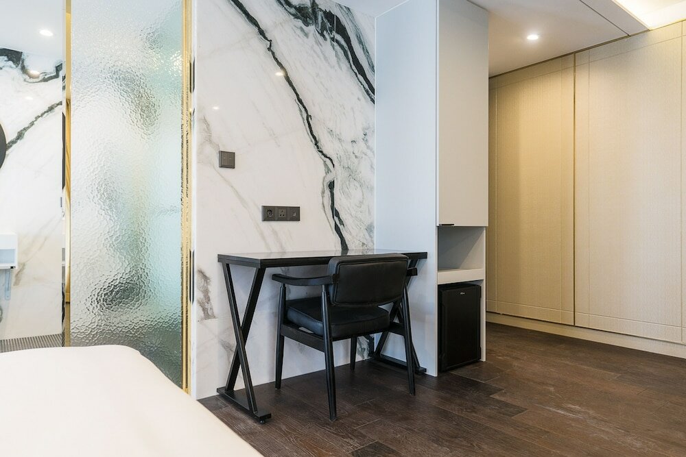 Фото The May Hotel