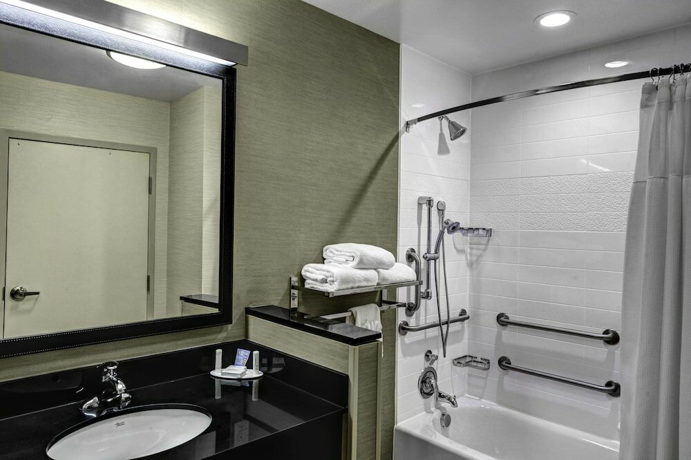 Фото Fairfield Inn & Suites Lansing at Eastwood