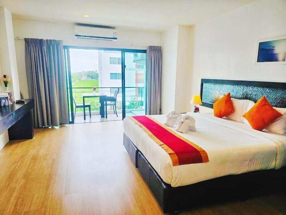 Фото RedDoorz I Talay Resort