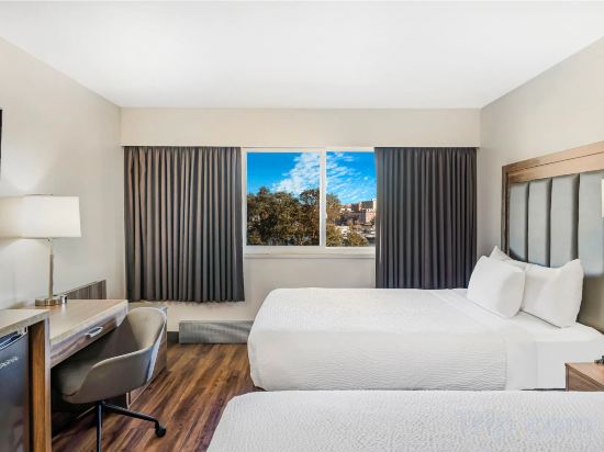 Фото Days Inn by Wyndham Victoria On The Harbour