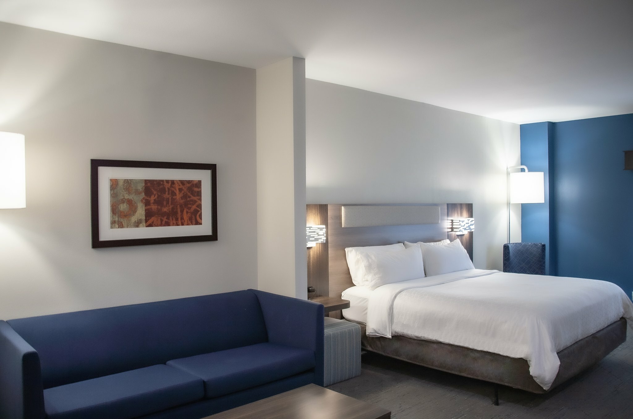 Фото Holiday Inn Express and Suites Overland Park, an Ihg Hotel