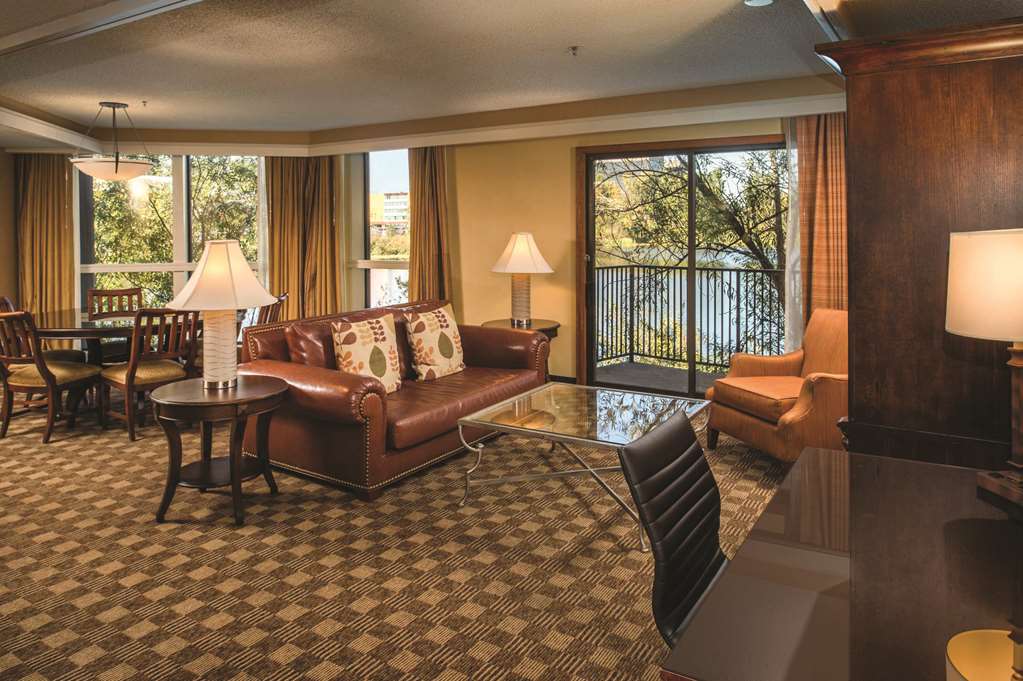 Фото Doubletree by Hilton Seattle Airport