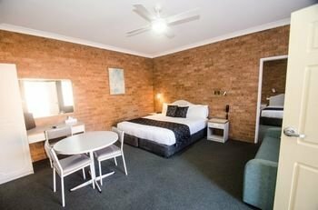 Гостиница Hamilton's Henry Parkes Motor Inn, Parkes в Парксе