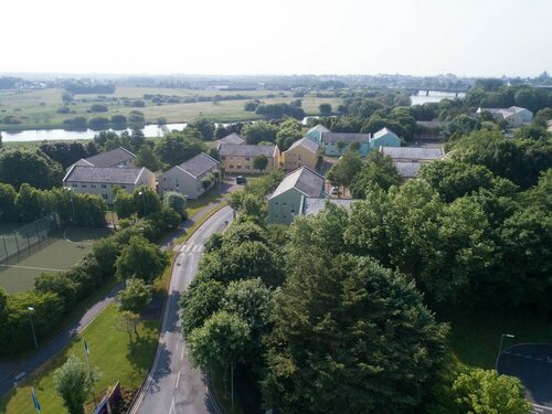 Гостиница Corrib Village в Голуэй