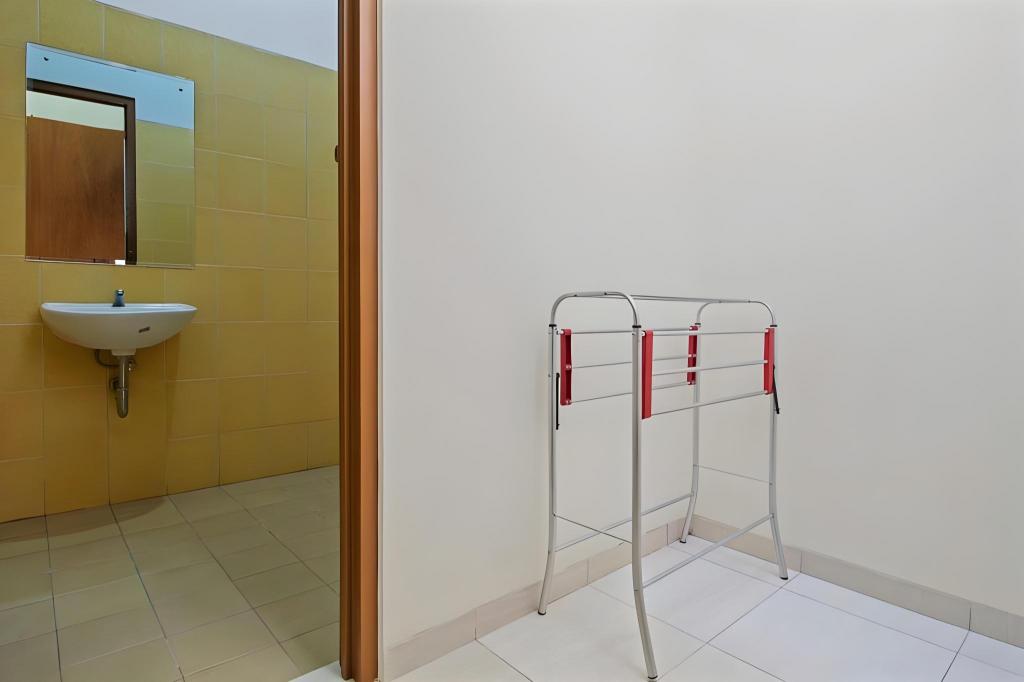 Фото RedDoorz near Mercu Buana University