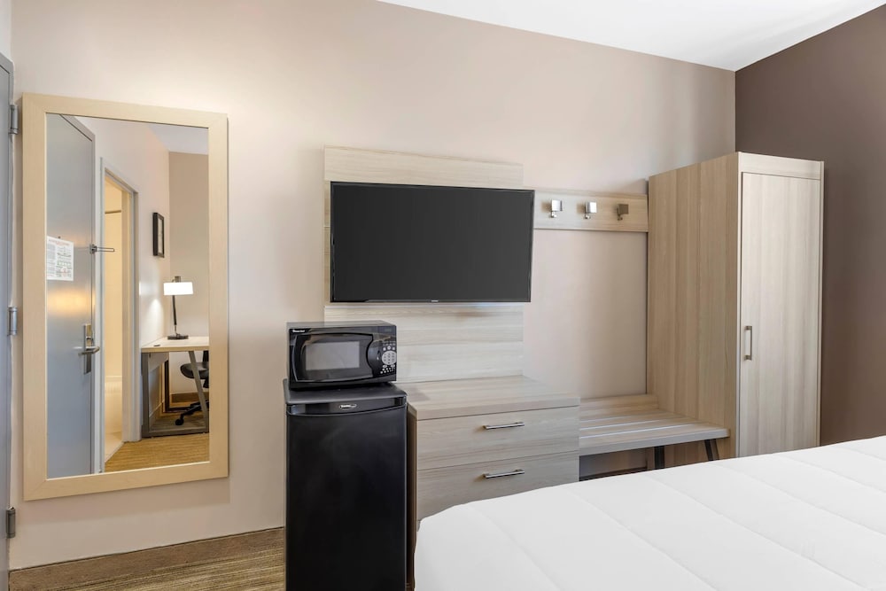 Фото Holiday Inn Express Staten Island West