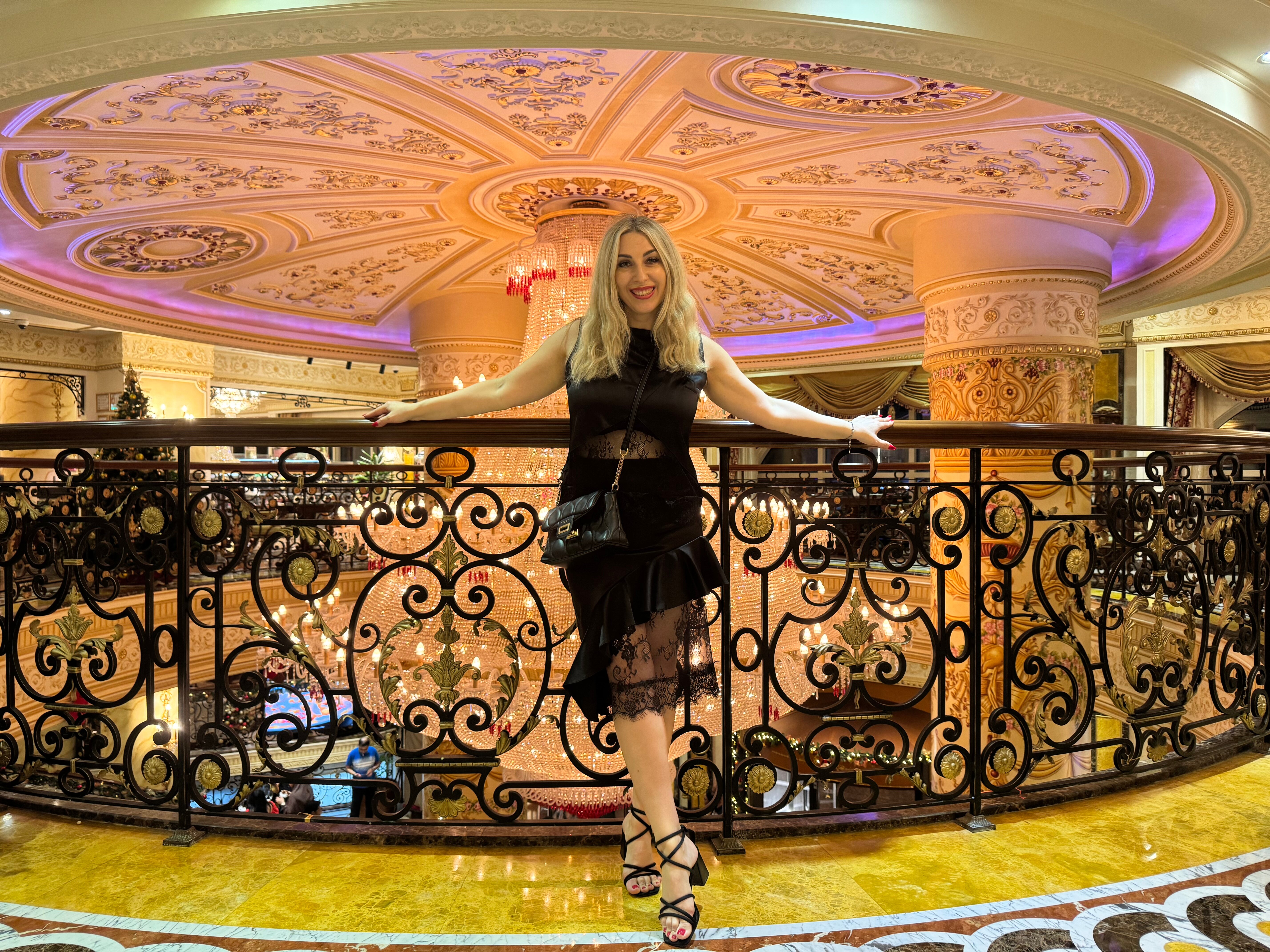 Фото Royal Rose Abu Dhabi, a Curio Collection by Hilton Affiliated Hotel