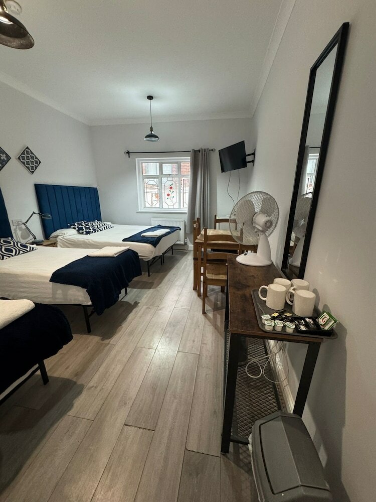 Фото Golders Park Hotel