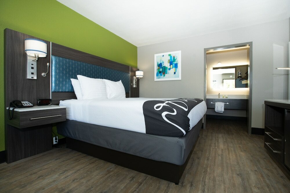 Фото SureStay Plus Hotel by Best Western Point Richmond