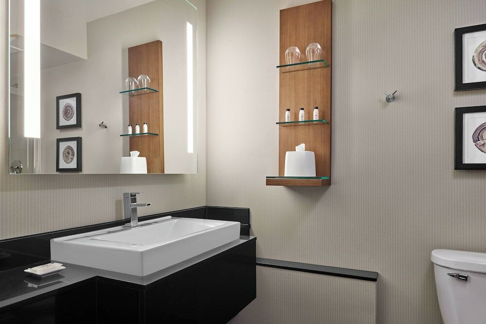 Фото Delta Hotels by Marriott Milwaukee Northwest
