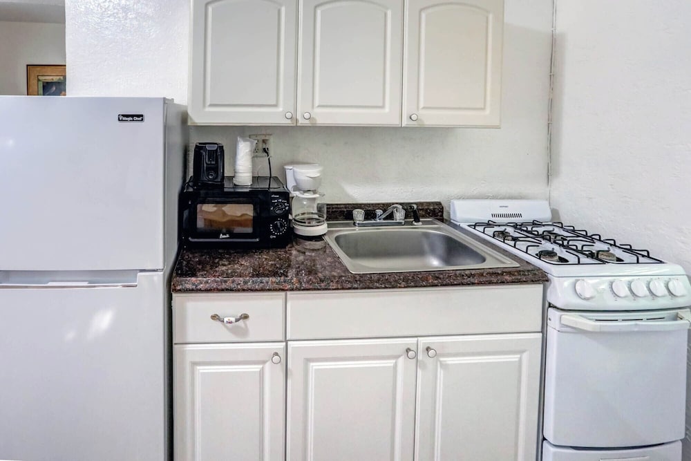 Фото Richard's Motel Extended Stay