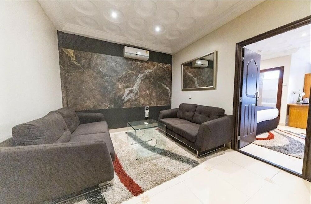 Фото Airport West Hotel