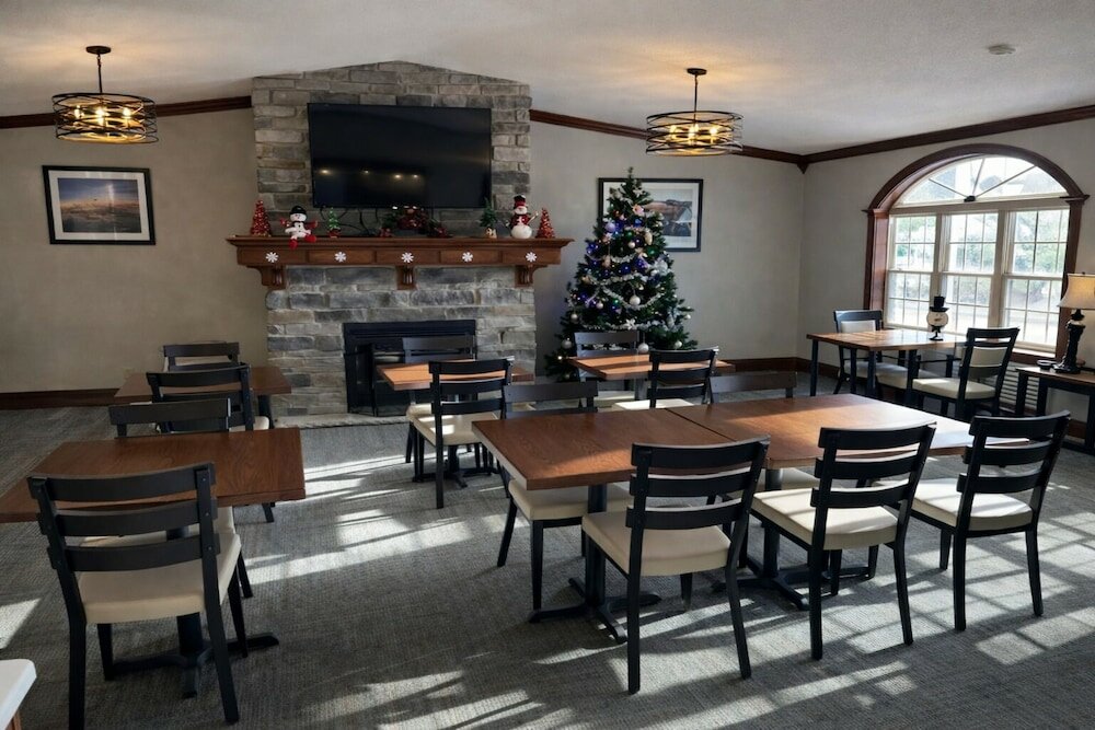 Фото Fireside Inn & Suites
