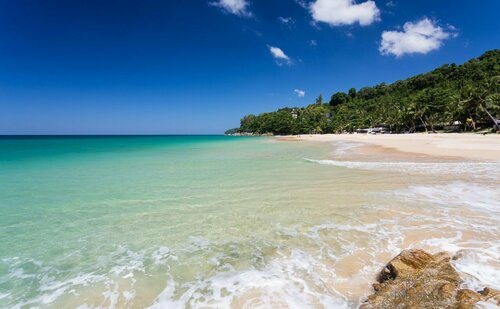 Гостиница Amora Beach Resort Phuket на пляже Сурин