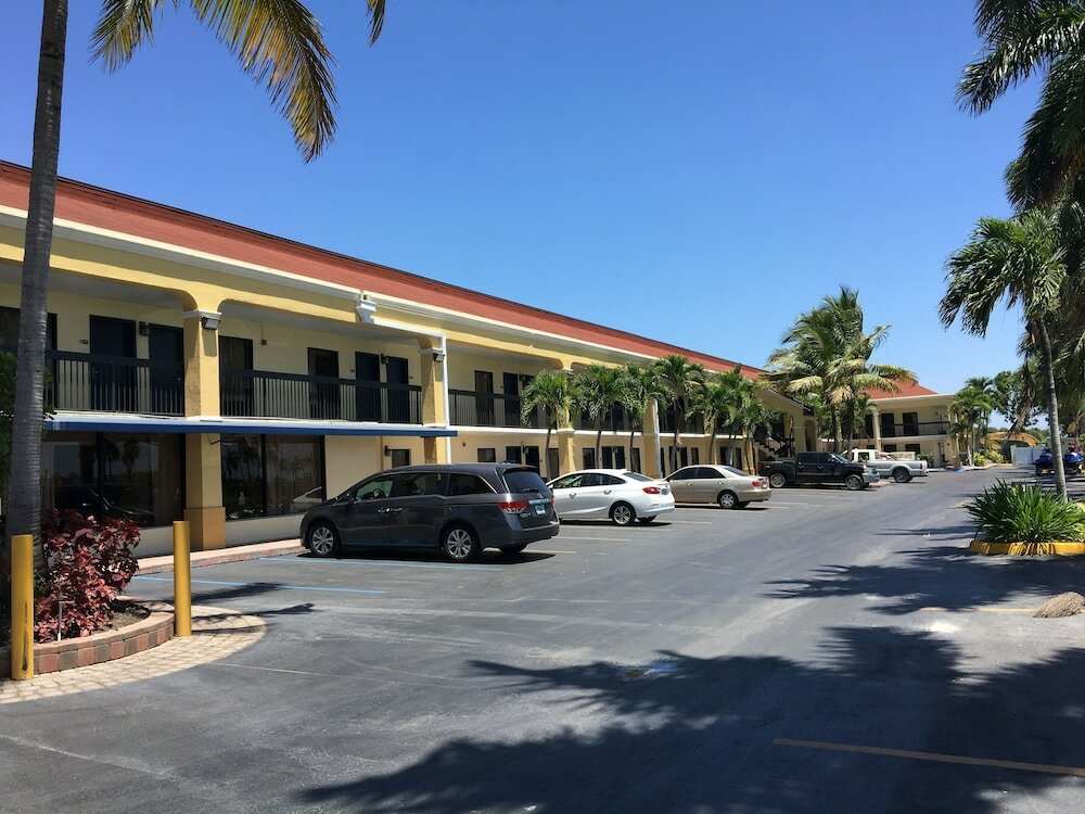 Фото Days Inn by Wyndham Florida City