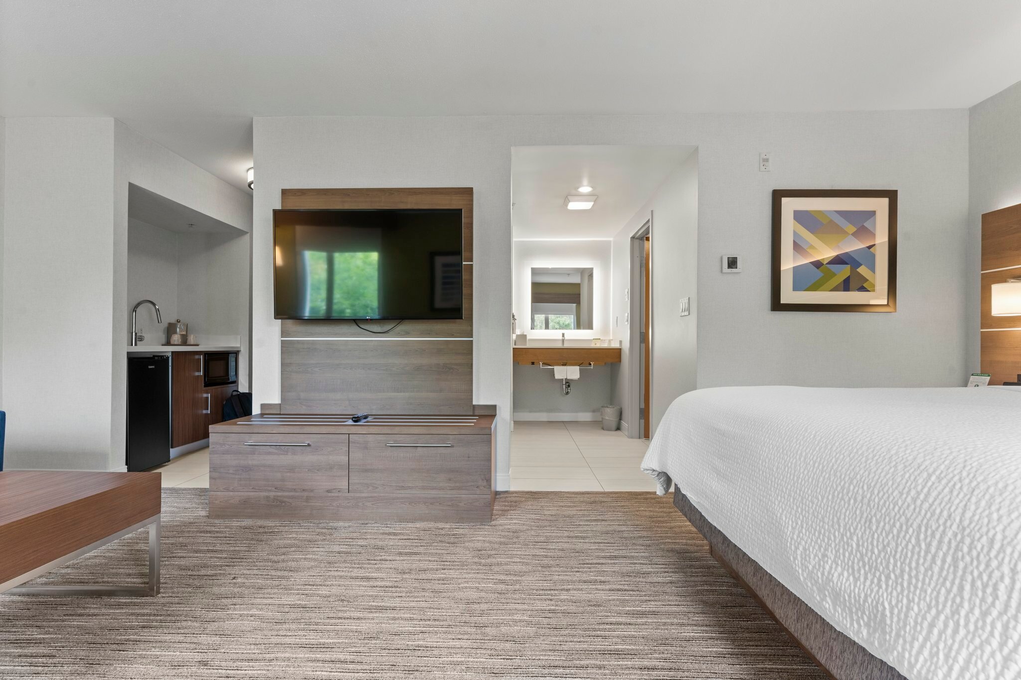 Фото Holiday Inn Express & Suites Surrey, an Ihg Hotel