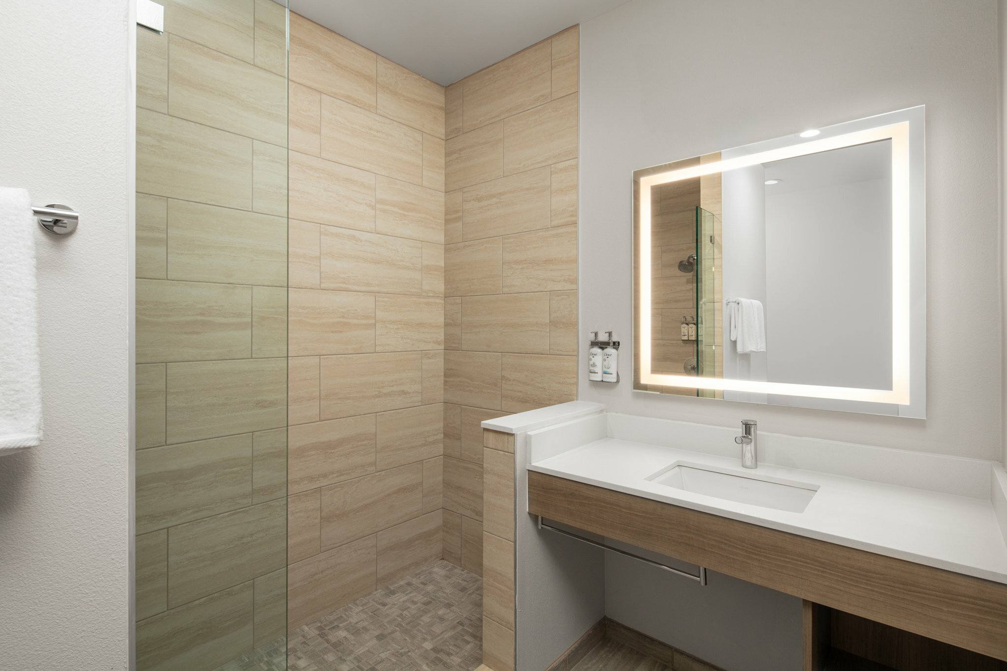 Фото Holiday Inn Express Hotel & Suites Ventura, an Ihg Hotel