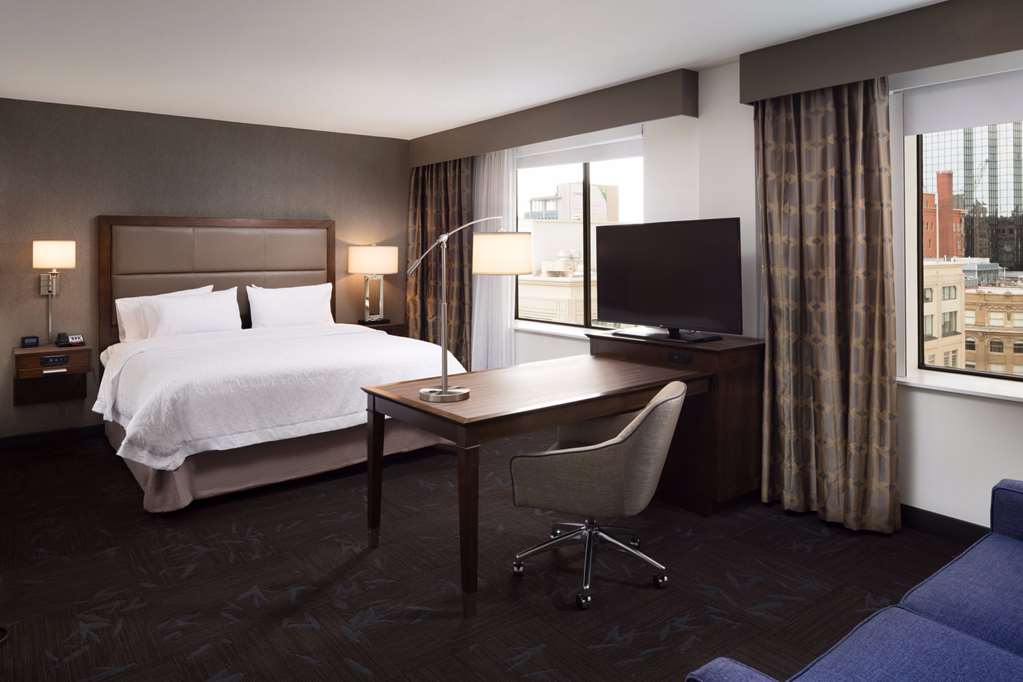 Фото Hampton Inn & Suites Dallas Downtown