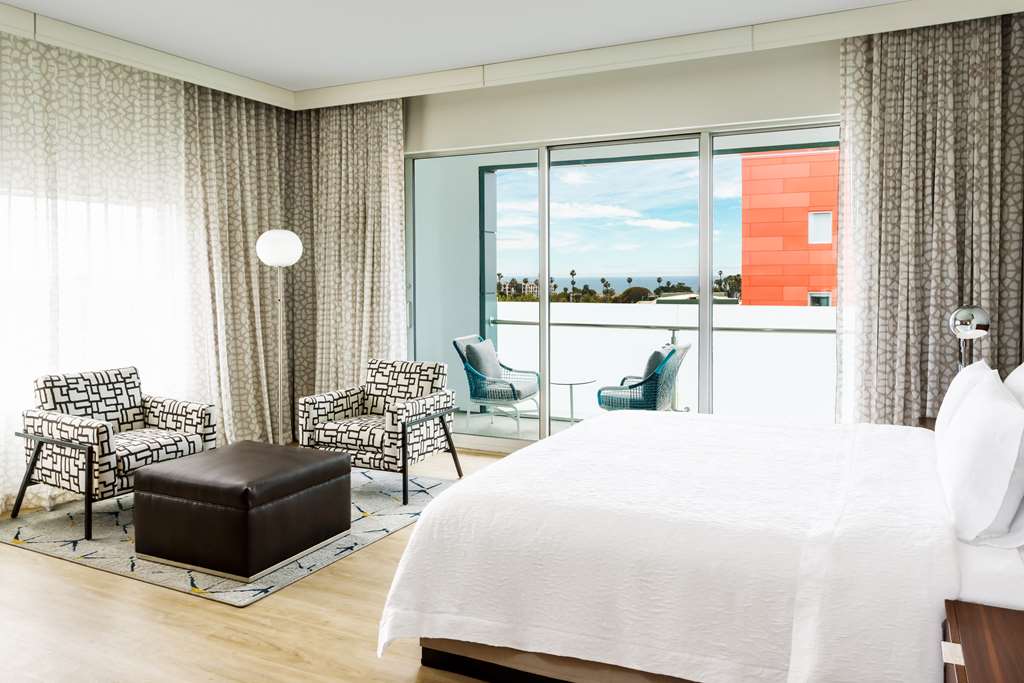 Фото Hampton Inn & Suites Santa Monica