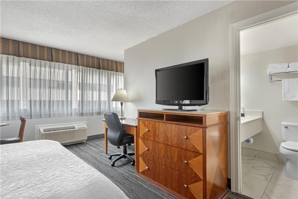 Фото Best Western Plus Suites Downtown