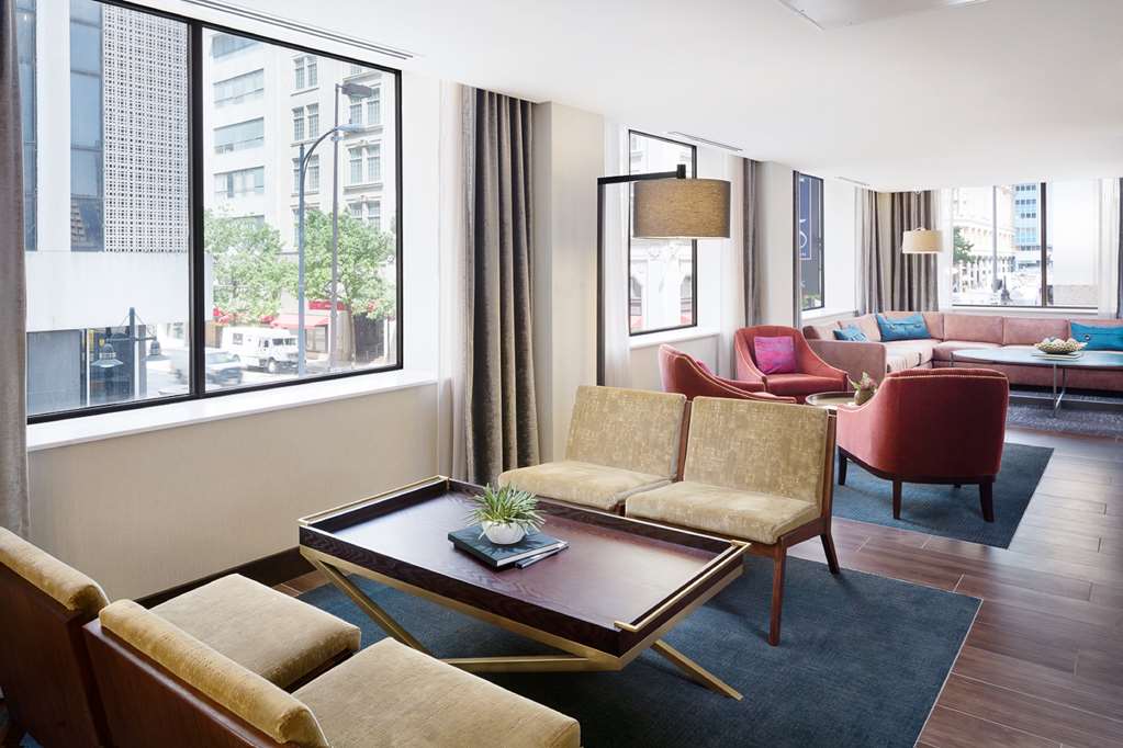 Фото Hampton Inn & Suites Dallas Downtown