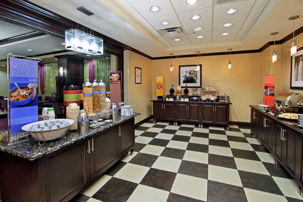Фото Hampton Inn Beeville