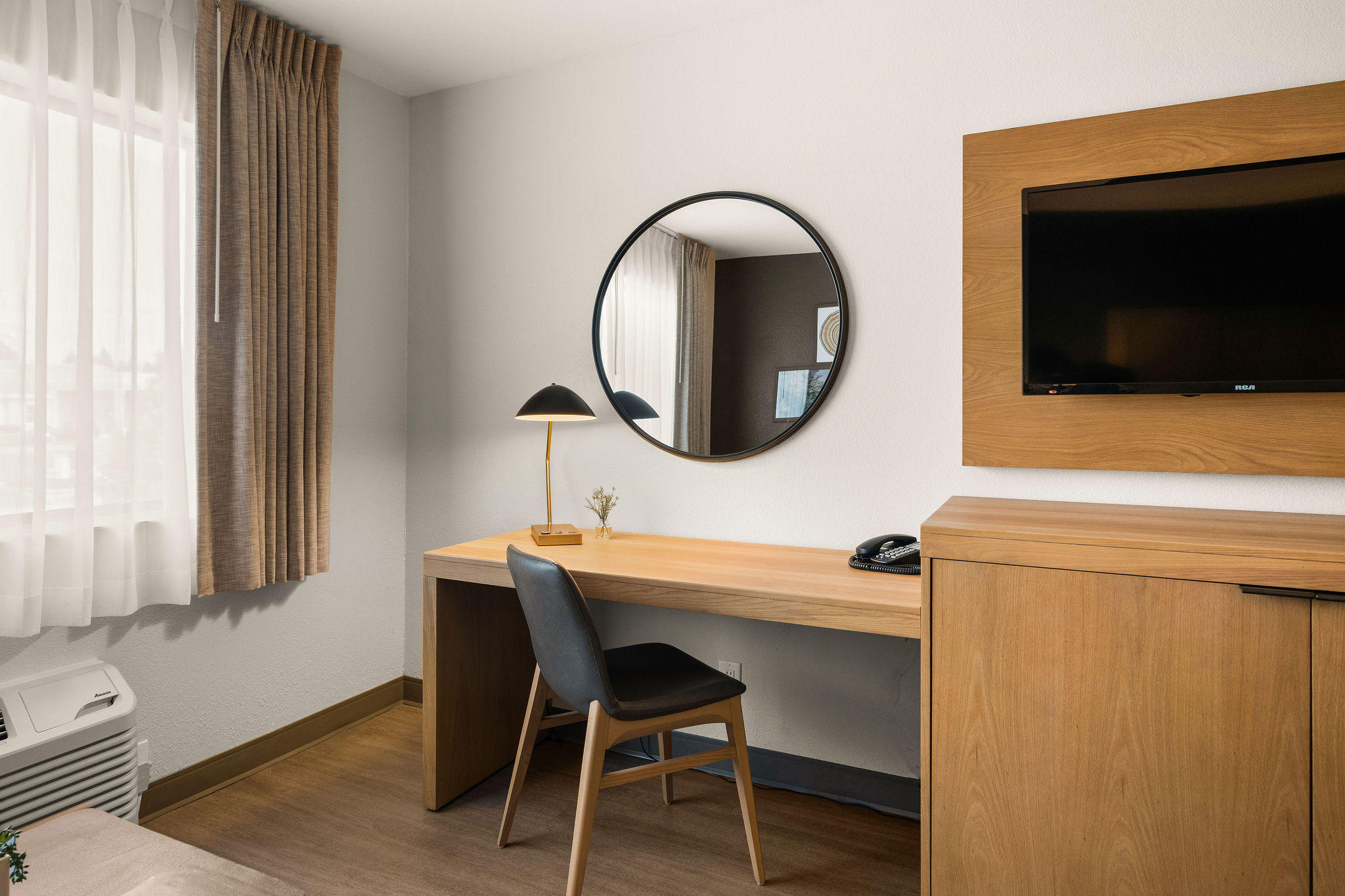 Фото Oxford Suites Redding