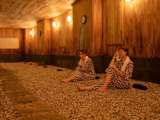 Фото Hotel Hoho A hotel overlooking the Echigo Plain and the Yahiko mountain range