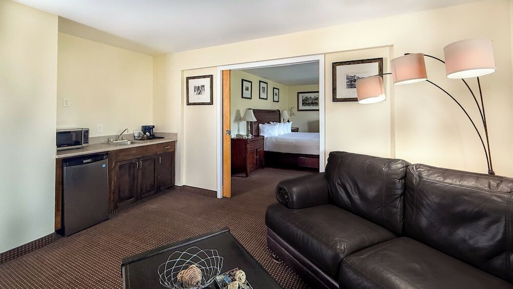 Фото Canmore Inn & Suites