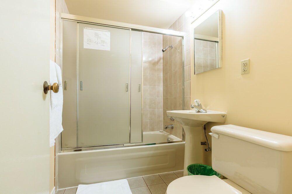 Фото English Bay Hotel