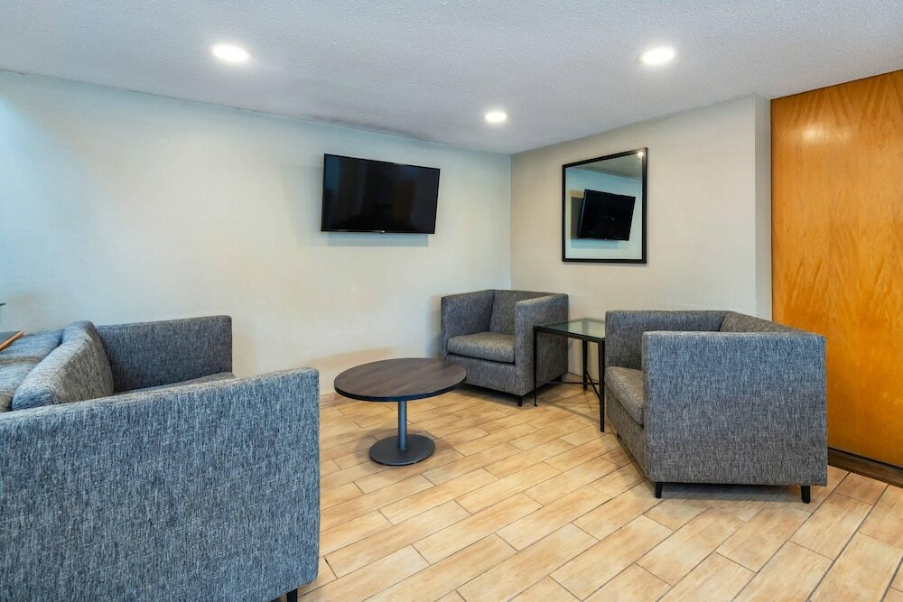 Фото Comfort Inn Hwy 401