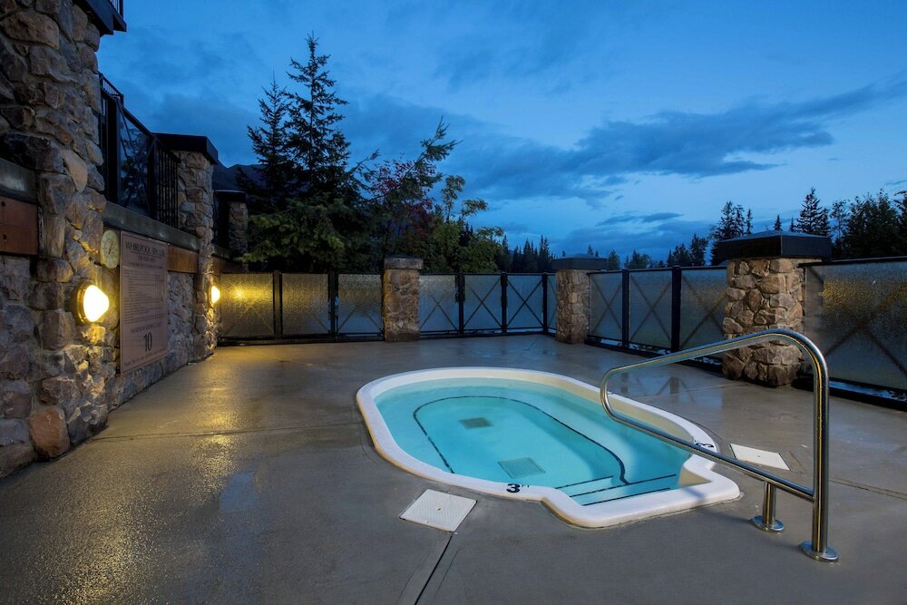 Фото Glacier Mountaineer Lodge