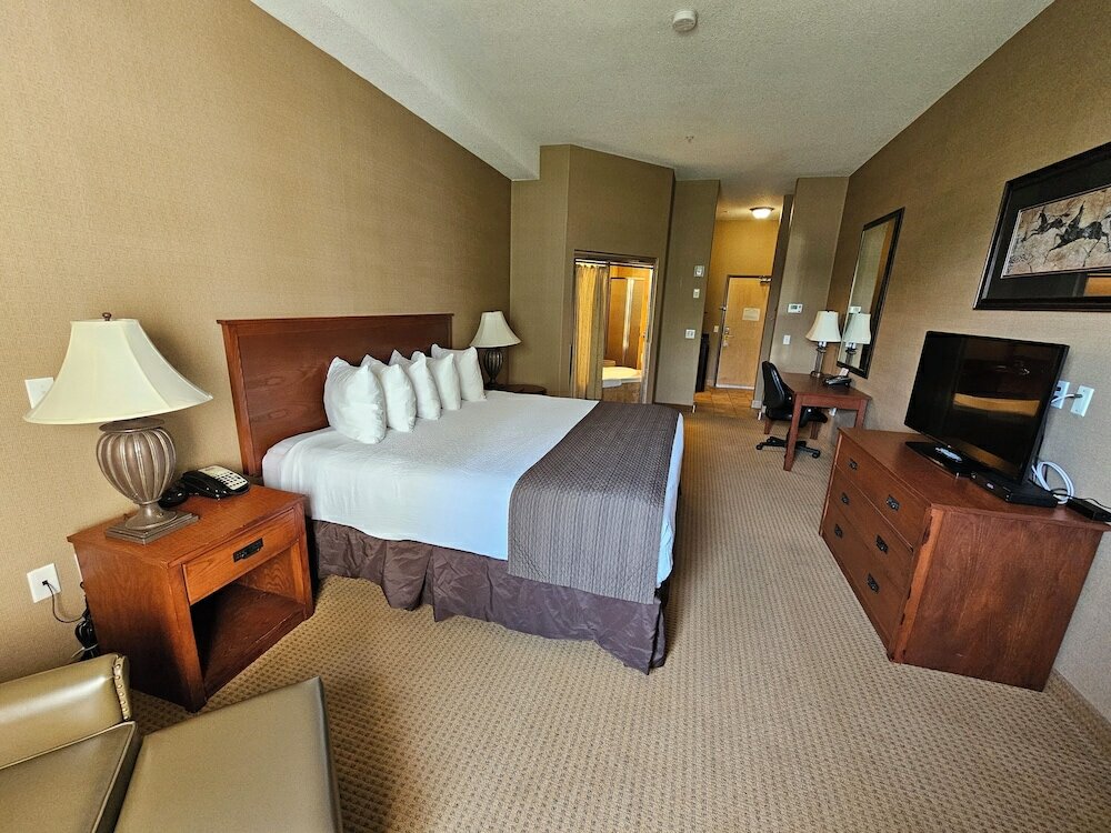 Фото Days Inn & Suites by Wyndham Strathmore