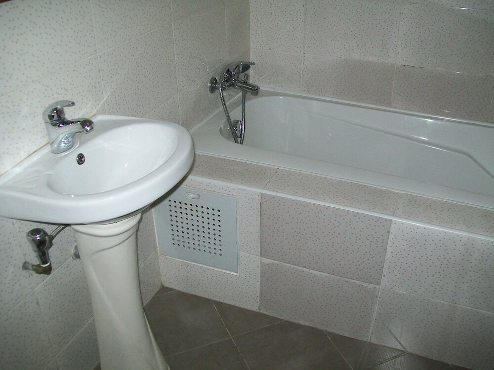 Фото Ampomaah Hotel