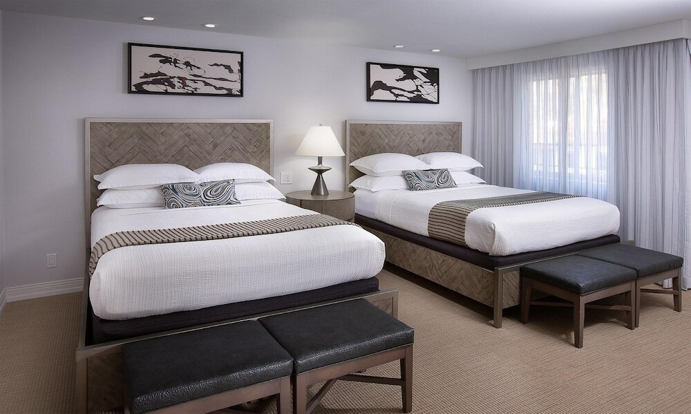 Фото West Beach Inn, a Coast Hotel