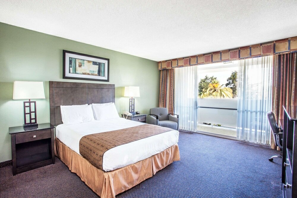 Фото Travelodge by Wyndham Monterey Bay