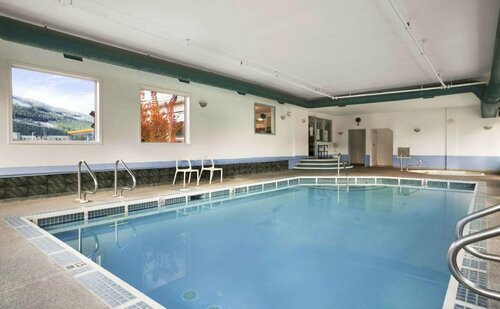 Гостиница Super 8 by Wyndham Revelstoke Bc в Ревелстоке